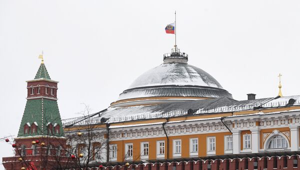 Приспущенный государственный флаг России на куполе здания Сената в московском Кремле в день траура по погибшим в авиакатастрофе в Сочи