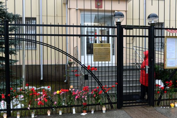 Цветы у Генерального консульства РФ в Эстонии в память о жертвах крушения ТУ-154 в Сочи
