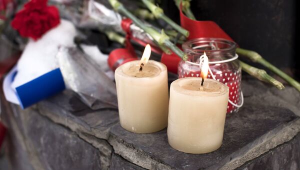 Цветы и свечи в память о погибших при крушении самолета Ту-154. Архивное фото