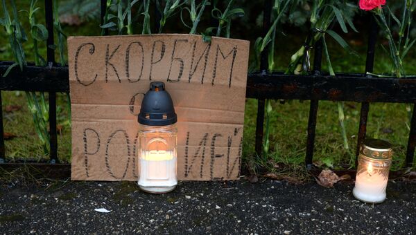 Цветы и свечи у Генерального консульства РФ в Эстонии в память о жертвах крушения ТУ-154 в Сочи