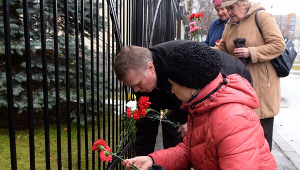 Люди несут цветы к Генеральному консульству РФ в Эстонии в память о жертвах крушения ТУ-154 в Сочи