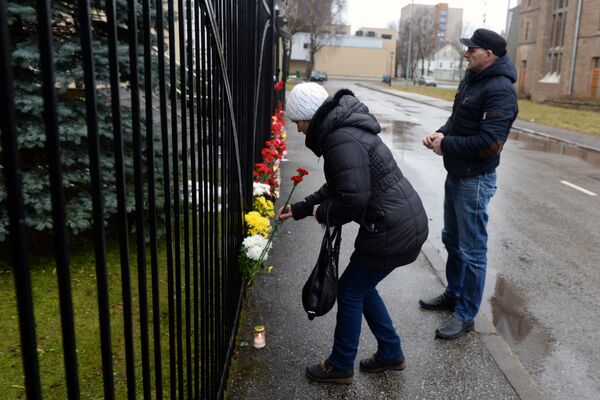 Люди несут цветы к Генеральному консульству РФ в Эстонии в память о жертвах крушения ТУ-154 в Сочи