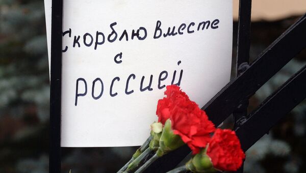 Цветы у Генерального консульства РФ в Эстонии в память о жертвах крушения ТУ-154 в Сочи