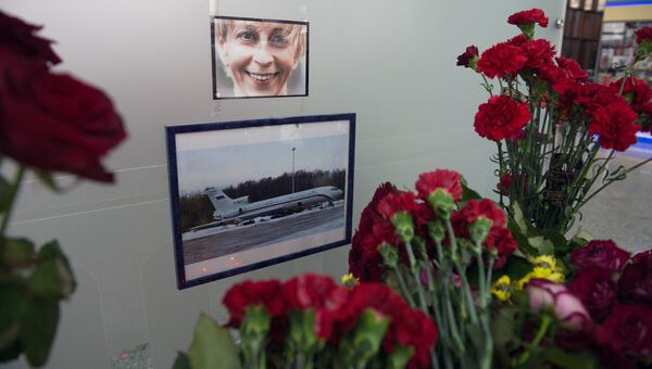 Цветы в аэропорту Сочи в память о жертвах крушения самолета Минобороны РФ Ту-154