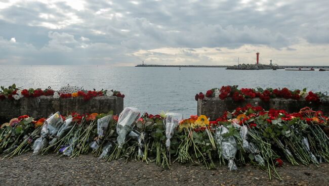 Цветы в память пассажиров и членов экипажа военного самолета Ту-154 на набережной в Сочи