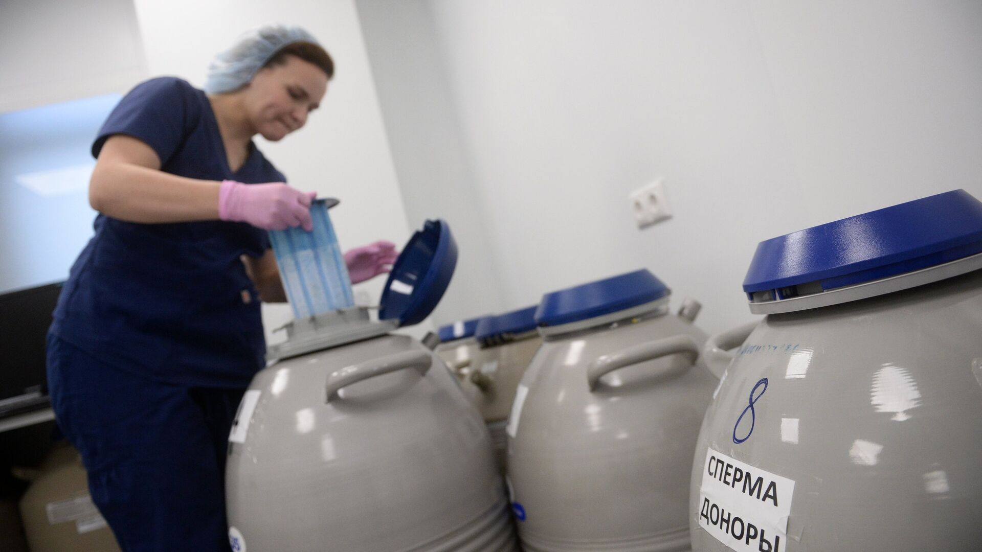 Криохранилище биоматериалов в Научно-образовательном Центре вспомогательных репродуктивных технологий имени Фредерика Паулсена в Москве. 2016 год  - РИА Новости, 1920, 03.06.2025