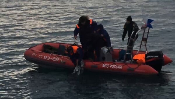 Спасатели МЧС РФ подняли из воды предположительно фрагменты упавшего Ту-154