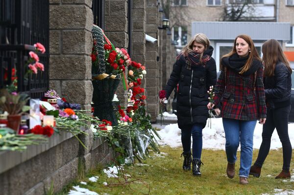 Горожане возлагают цветы в память о погибших в авиакатастрофе Ту-154 в Сочи у посольства России в Минске