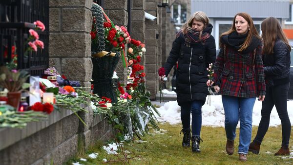 Горожане возлагают цветы в память о погибших в авиакатастрофе Ту-154 в Сочи у посольства России в Минске