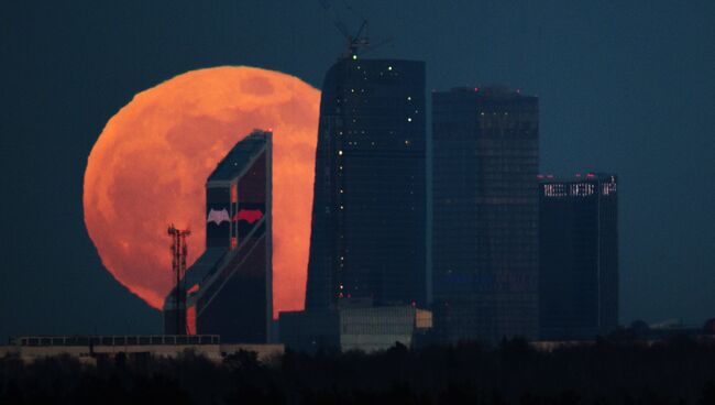 Полнолуние над Московским международным деловым центром Москва-Сити. Архивное фото