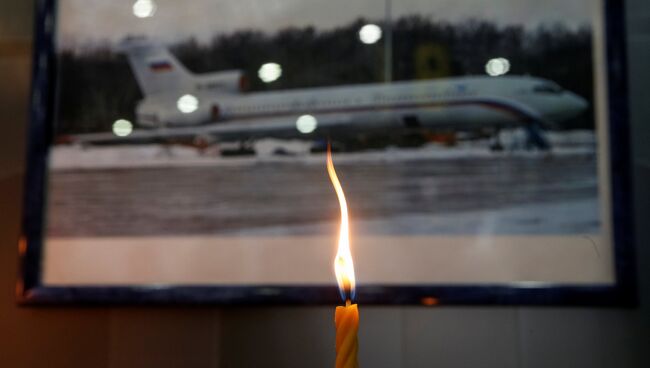 Свеча в аэропорту Сочи в память о жертвах крушения самолета Минобороны РФ Ту-154