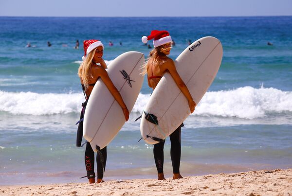 На пляже Bondi Beach местные жители и туристы празднуют Рождество. Сидней, Австралия
