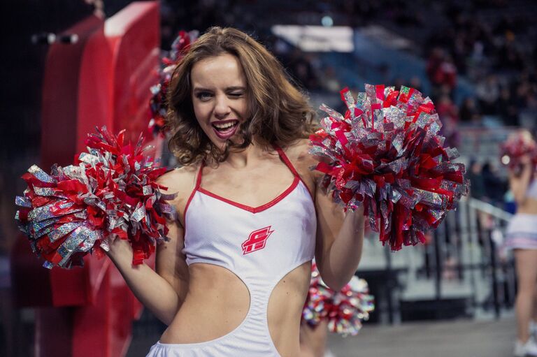 Участница группы поддержки Черри хоккейного клуба Авангард в Омске