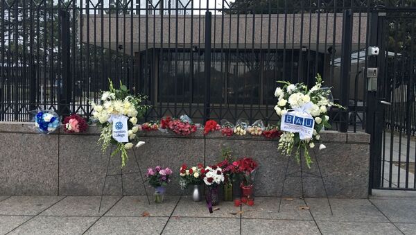 Цветы в память о погибших в крушении самолета Ту-154 Минобороны РФ около российского посольства в Вашингтоне