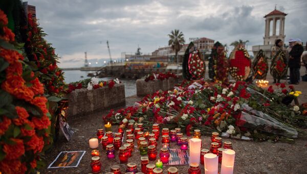 Цветы и свечи в память о жертвах крушения ТУ-154 в Сочи . Архивное фото