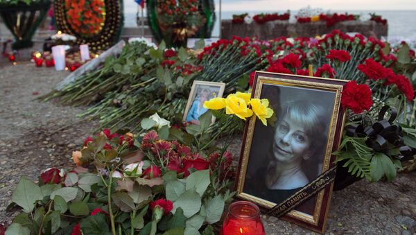 Цветы и свечи на площади Южного мола морского порта в память о жертвах крушения ТУ-154 в Сочи. Архивное фото