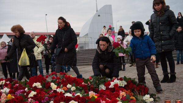 Цветы и свечи на площади Южного мола морского порта в память о жертвах крушения ТУ-154 в Сочи