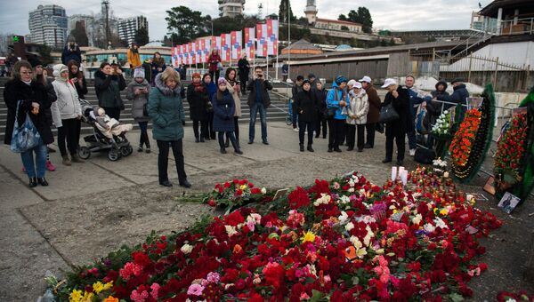 Люди несут цветы и свечи к площади Южного мола морского порта в память о жертвах крушения ТУ-154 в Сочи