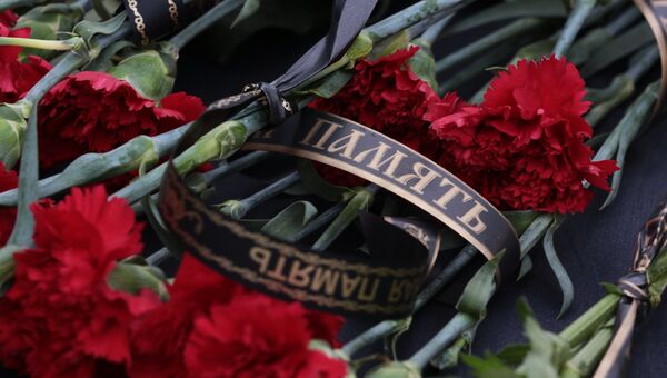 Цветы в память о погибших в авиакатастрофе Ту-154