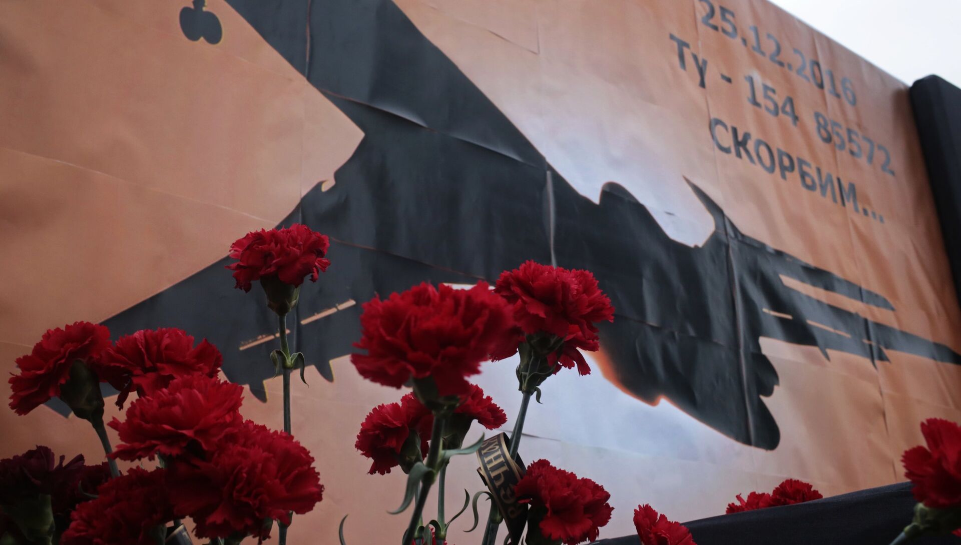 Цветы в память о погибших в авиакатастрофе Ту-154 в Сочи - РИА Новости, 1920, 29.12.2016