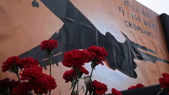 Цветы в память о погибших в авиакатастрофе Ту-154 в Сочи