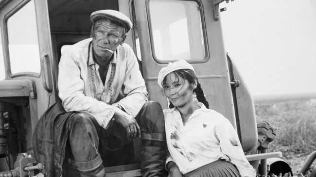 Наталья Аринбасарова и Сергей Шакуров в фильме Вкус хлеба