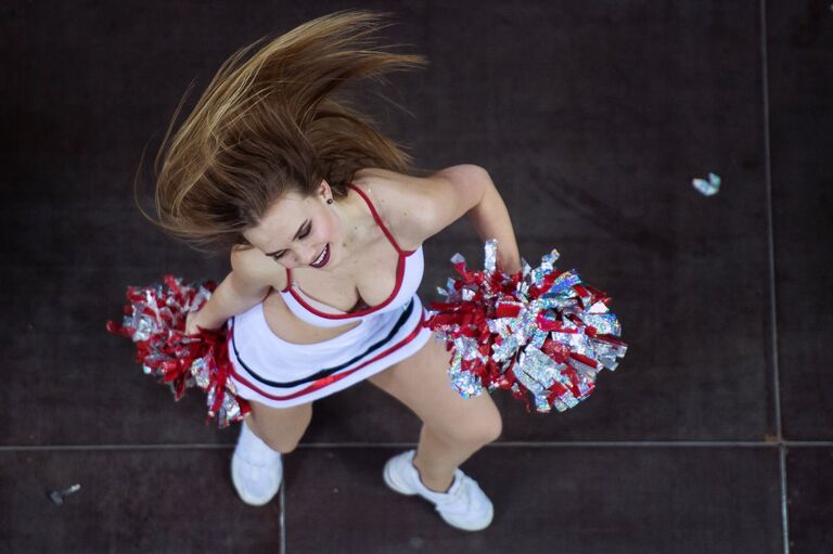 Участница группы поддержки Черри хоккейного клуба Авангард в Омске