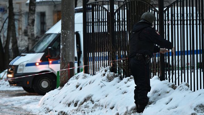 Сотрудник правоохранительных органов на Ельнинской улице в Москве. 27 декабря 2016