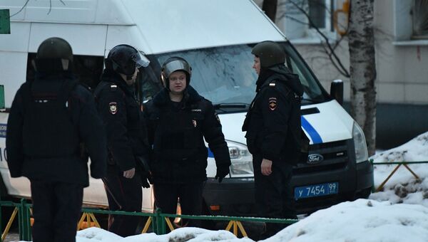 Сотрудники правоохранительных органов на Ельнинской улице в Москве
