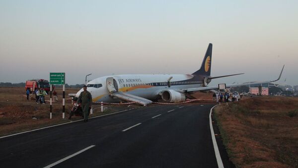 Самолет Jet Airways выкатился за пределы взлетно-посадочной полосы до взлета в аэропорту в Гоа
