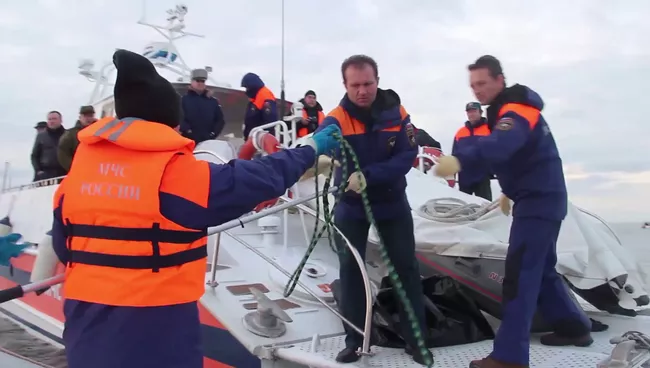Поисковые работы в акватории Черного моря в районе крушения самолета ТУ-154. Архивное фото