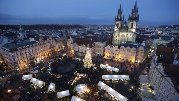 Рождественская елка на Староместской площади в Праге, Чехия. Архивное фото