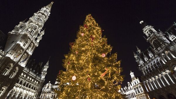 Рождественская елка на площади Гран-Плас в Брюсселе, Бельгия. Архивное фото