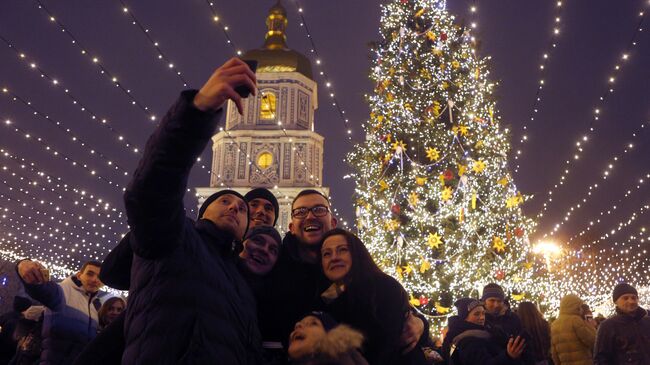 Новогодняя елка недалеко от собора Святой Софии в Киеве, Украина