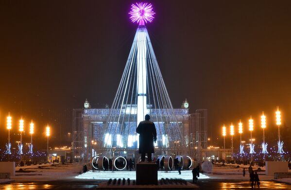 Новогодняя ёлка и памятник Владимиру Ленину на ВДНХ в Москве