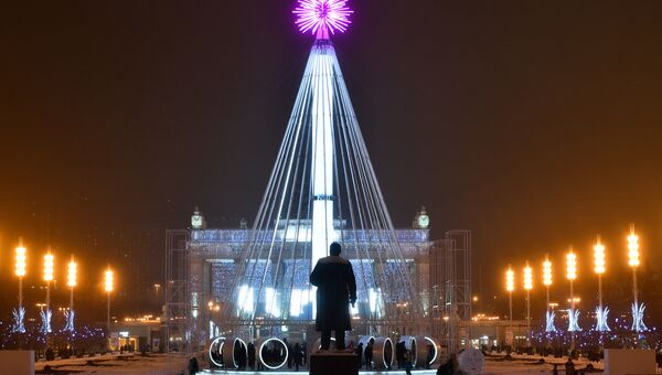 Новогодняя ёлка и памятник Владимиру Ленину на ВДНХ в Москве