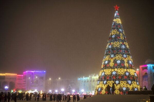 Новогодняя елка на площади Ала-Тоо в центре Бишкека