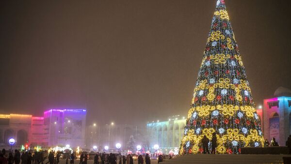 Новогодняя елка на площади Ала-Тоо в центре столицы Киргизии Бишкека. Архивное фото