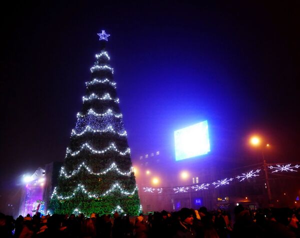 Главная новогодняя елка ДНР на площади Ленина в Донецке