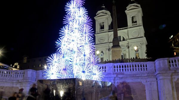 Рождественская елка на площади Испании недалеко от церкви Тринита-деи-Монти, Рим