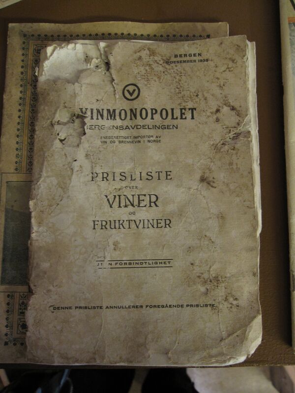 Прайс-лист норвежского алкогольного магазина Vinmonopolet, датированный 1938 годом Прайс-лист норвежского алкогольного магазина Vinmonopolet, датированный 1938 годом