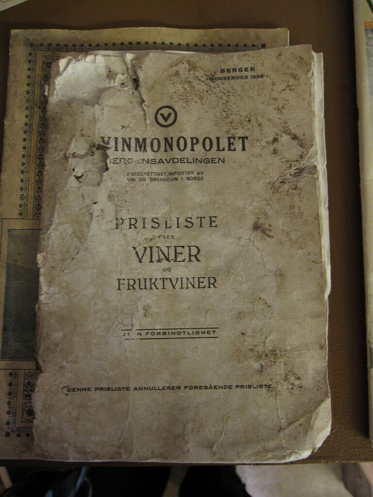 Прайс-лист норвежского алкогольного магазина Vinmonopolet, датированный 1938 годом Прайс-лист норвежского алкогольного магазина Vinmonopolet, датированный 1938 годом