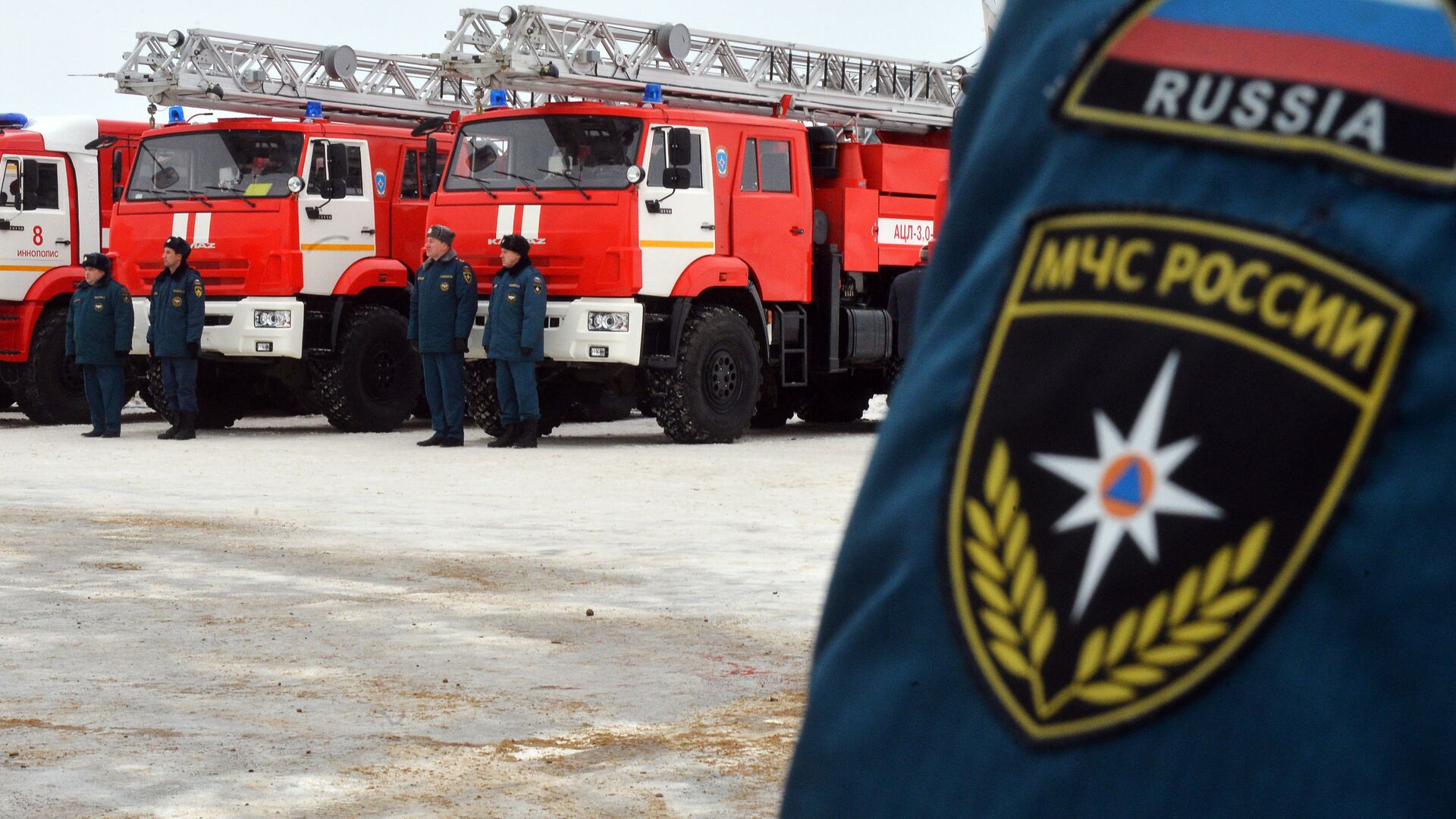 В Ростовской области пожарные потушили мебельный цех 