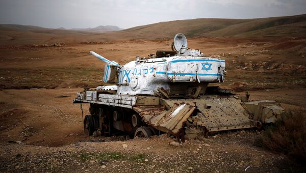 Старый танк недалеко от израильского поселения на Западном берегу Иордан. 24 декабря 2016