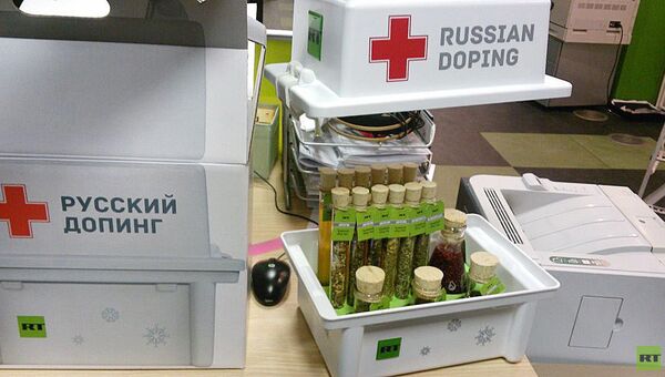 Новогодний подарок от телеканала RT в виде чемоданчика с русским допингом для спортсменки Юлии Ефимовой