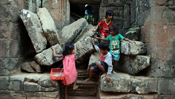 Дети на территории архитектурного комплекса Ангкор, Камбоджа