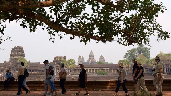Туристы посещают храм Ангкор-Ват, Камбоджа