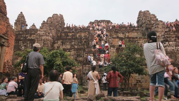 Туристы во время посещения храма Пном Бакхенг в Ангкоре, Камбоджа