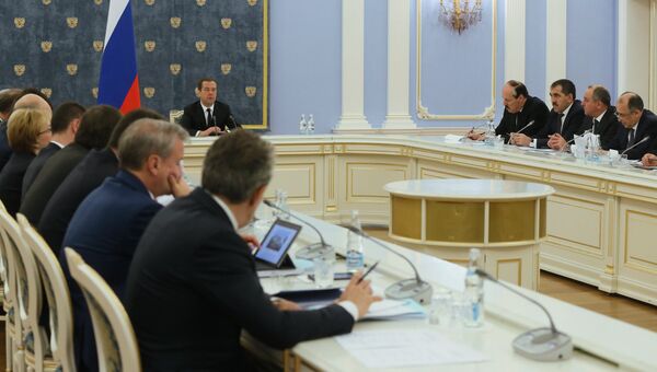 Дмитрий Медведев проводит заседание правительственной комиссии по вопросам социально-экономического развития Северо-Кавказского федерального округа. 27 декабря 2016