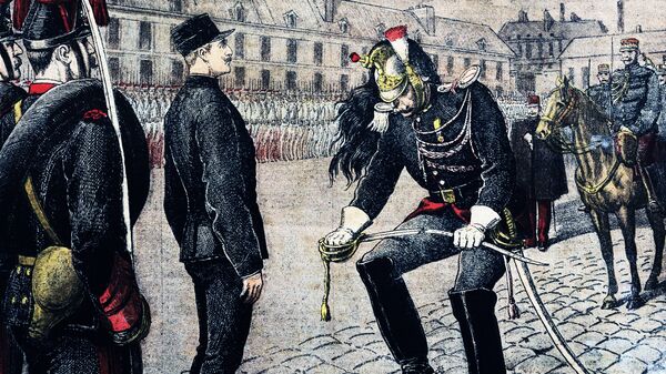 Публичное разжалование Альфреда Дрейфуса в Париже. Архивное фото 